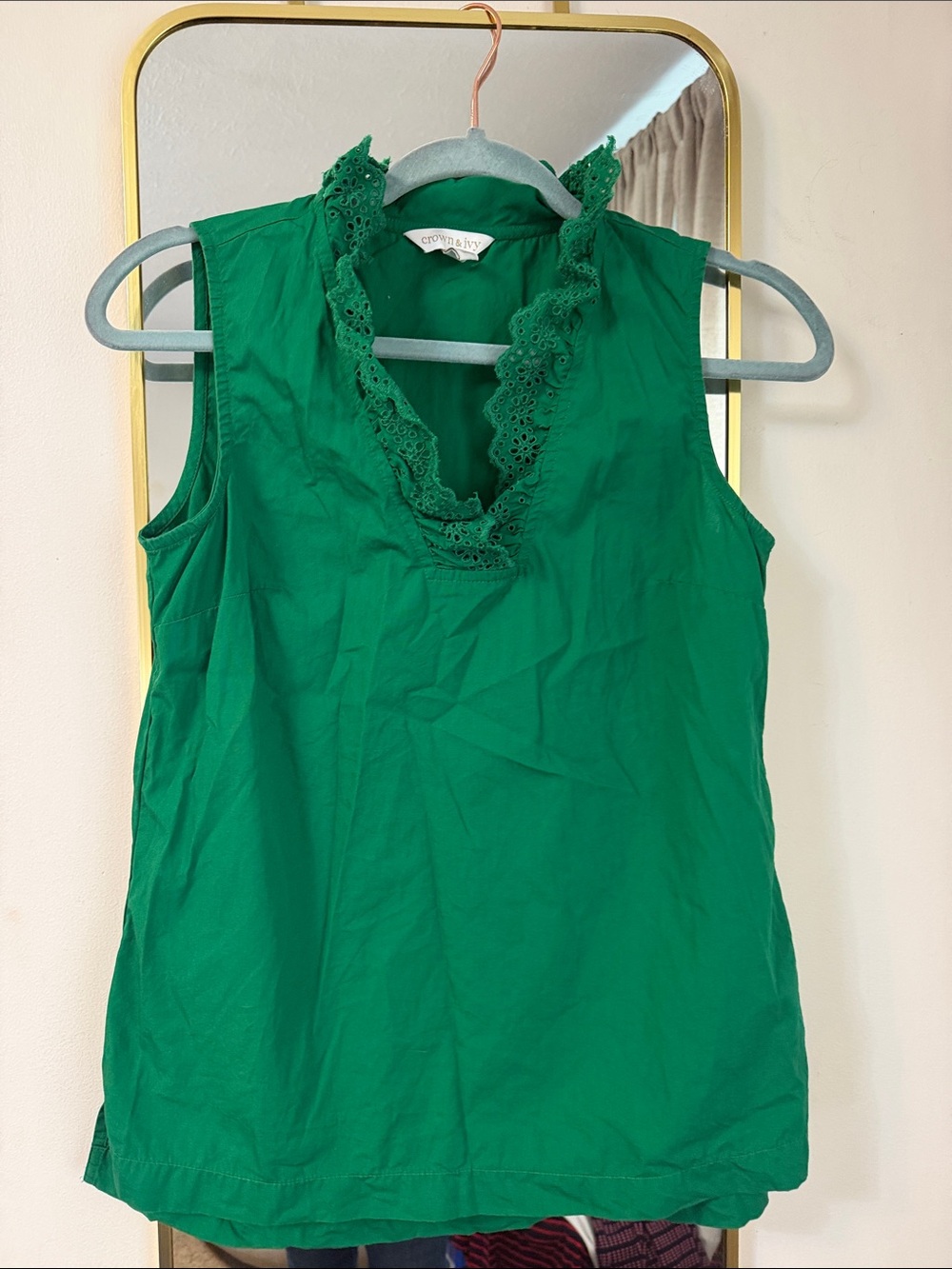 crown & ivy Green Sleeveless Eyelet V-Neck Camisole